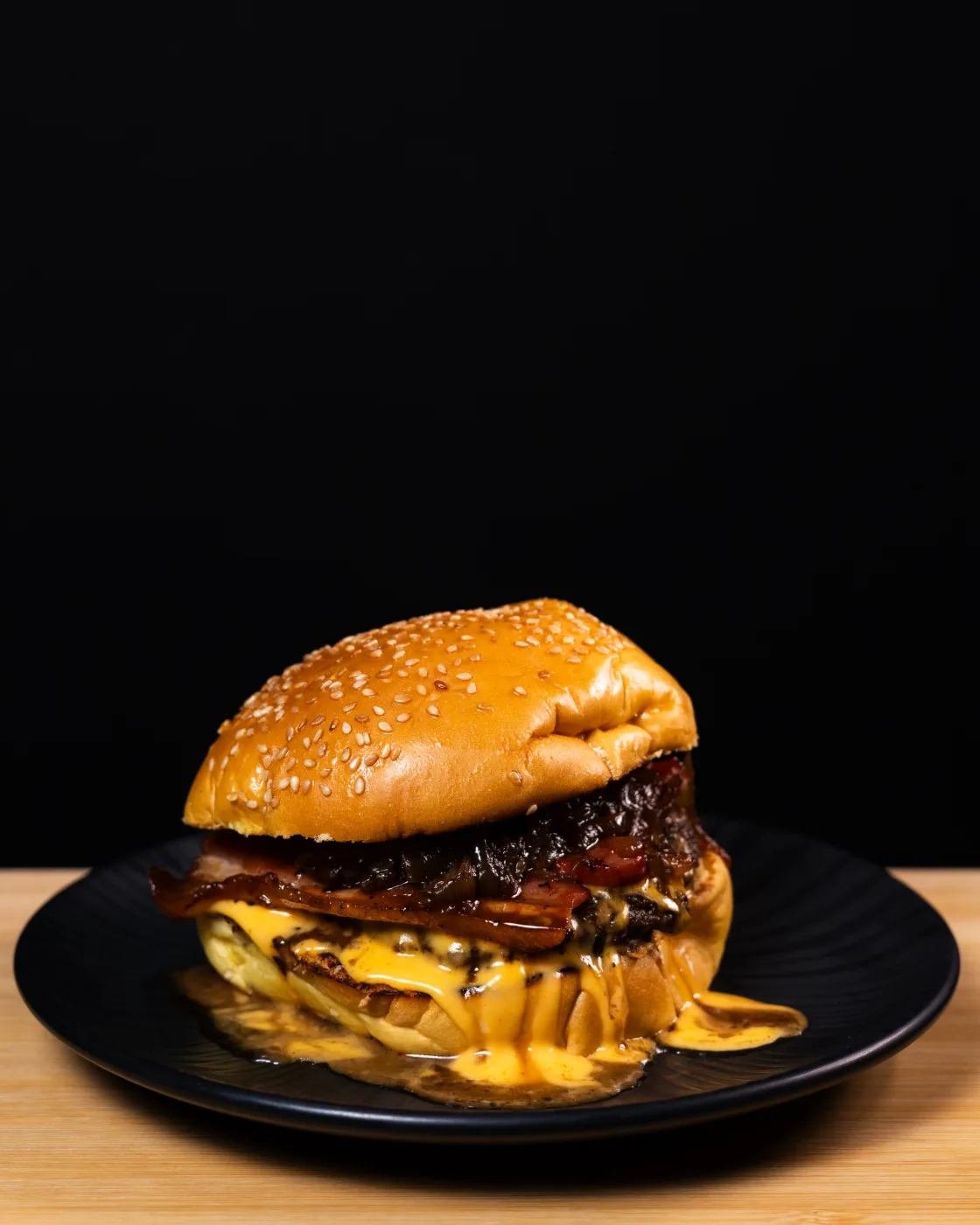 Hambúrguer Raiz Bacon com bacon, cheddar e cebola caramelizada