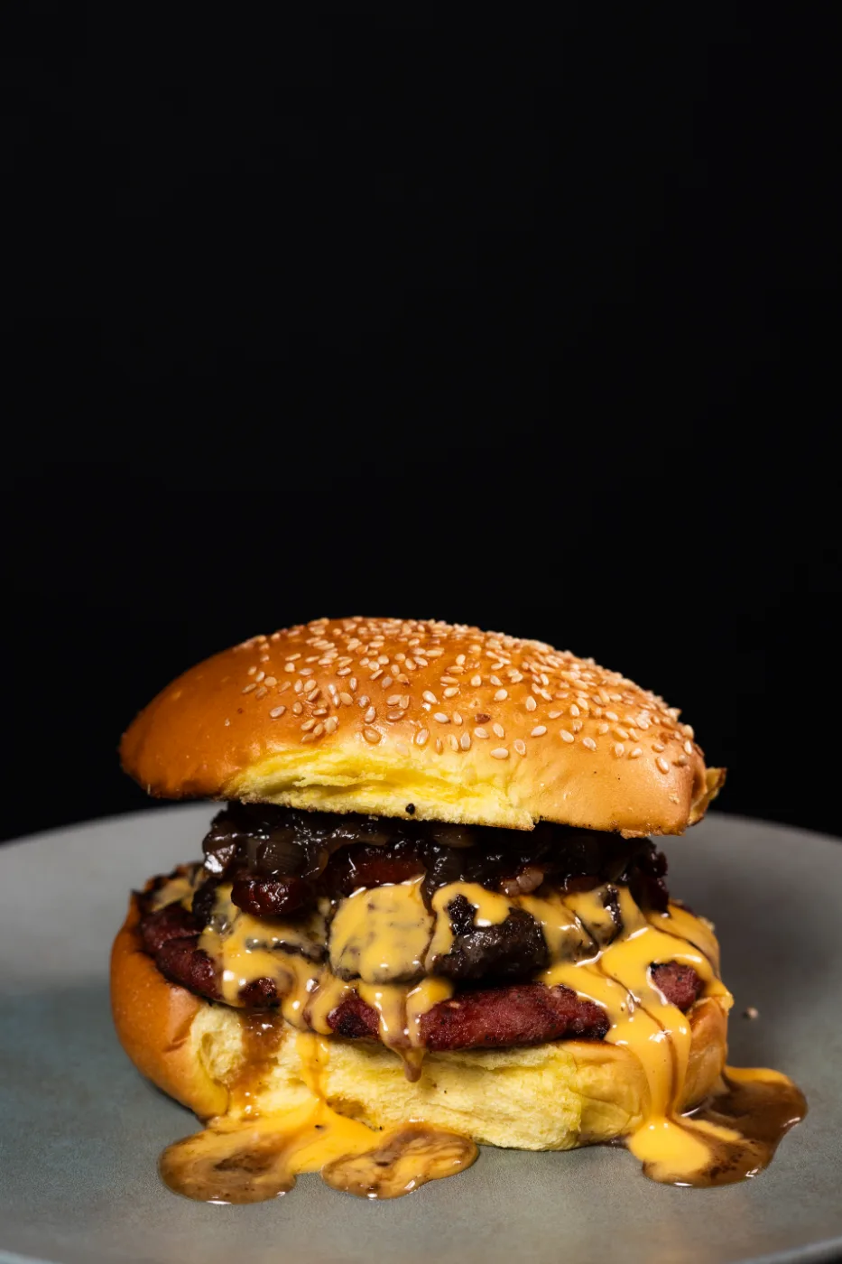 Hambúrguer Raiz Burguer com carne bovina, cheddar e maionese da casa