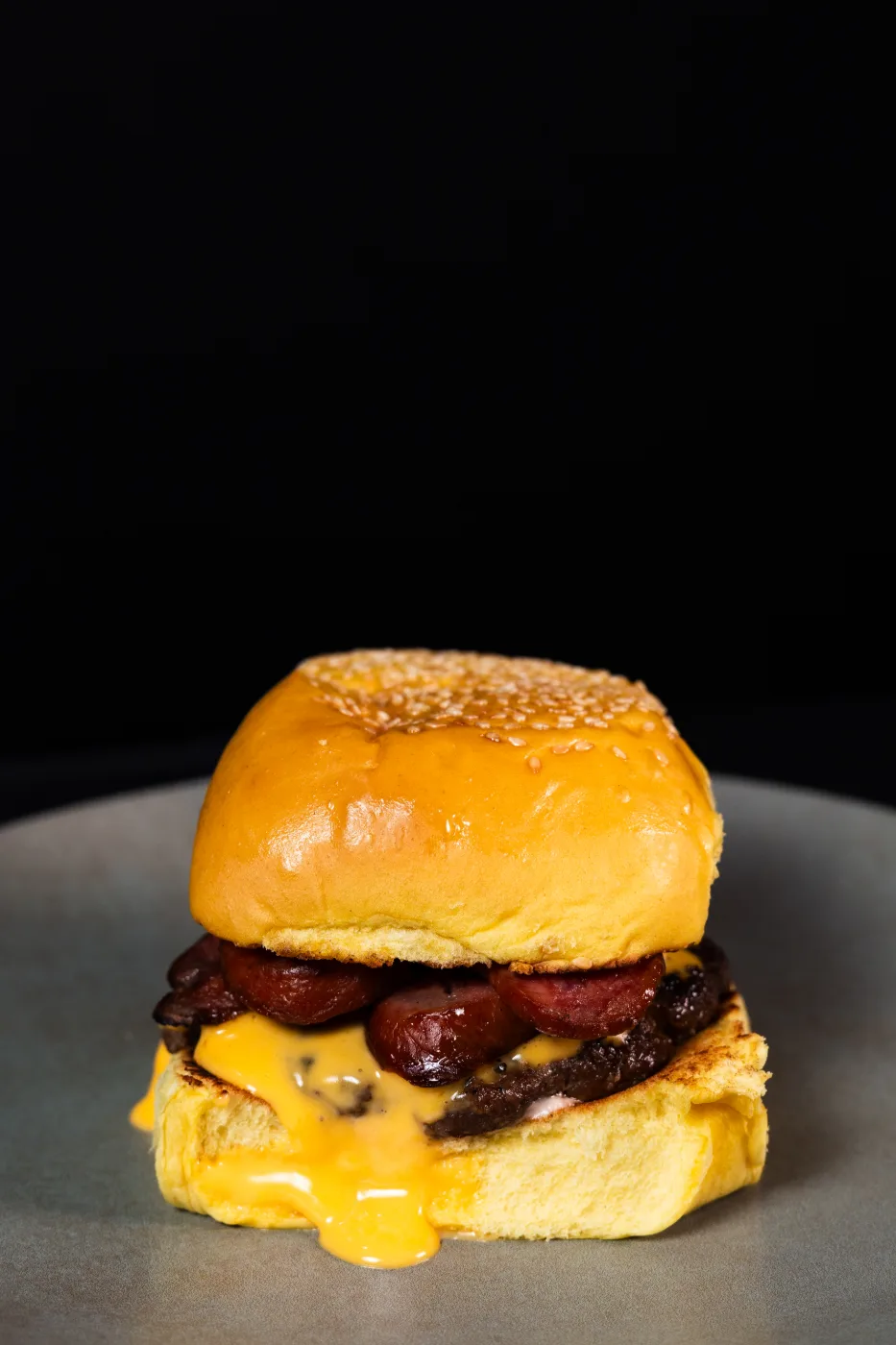 Hambúrguer Raiz Calabresa com carne bovina, cheddar e calabresa