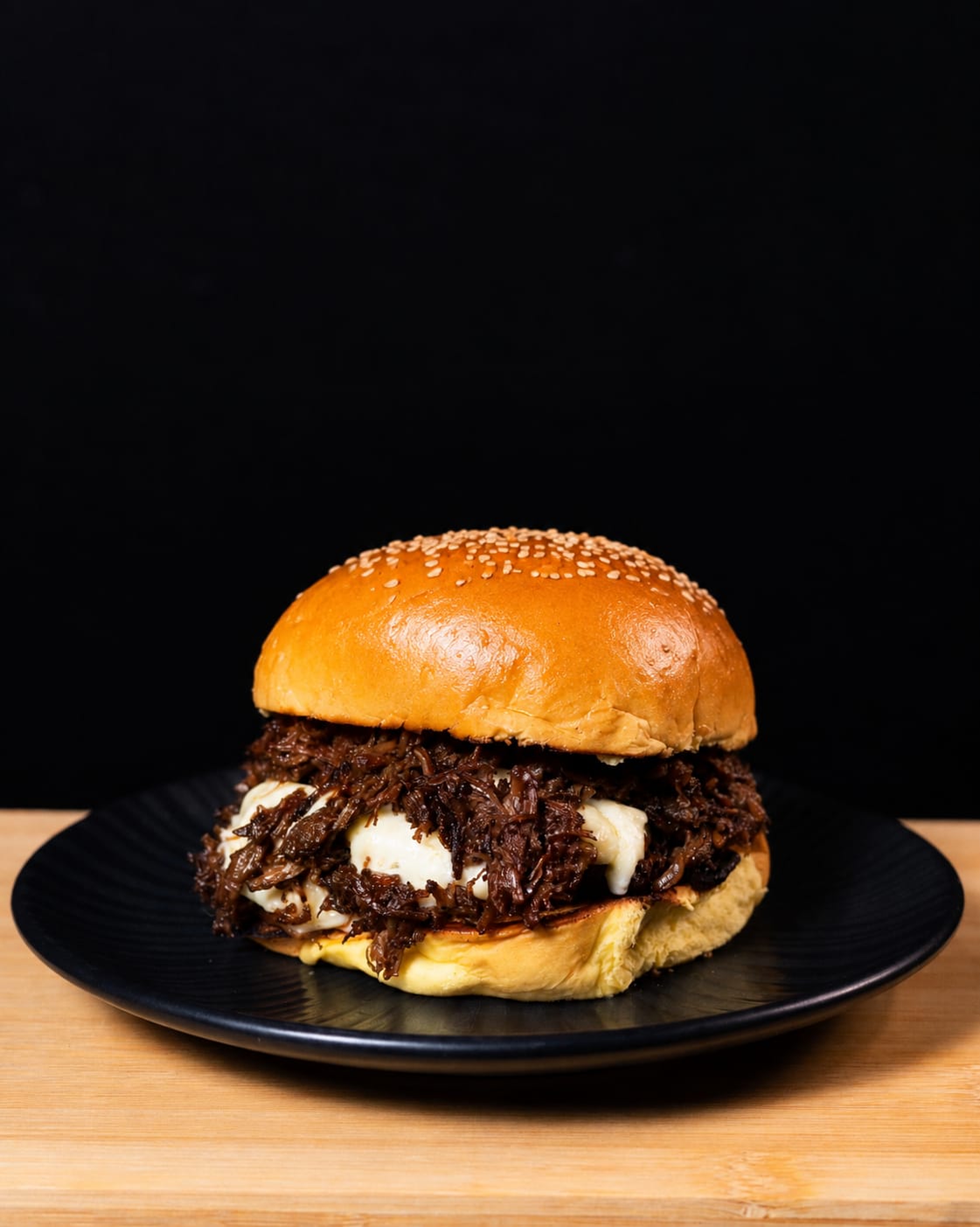 Hambúrguer Raiz Costela com carne bovina, costela e duas fatias de queijo