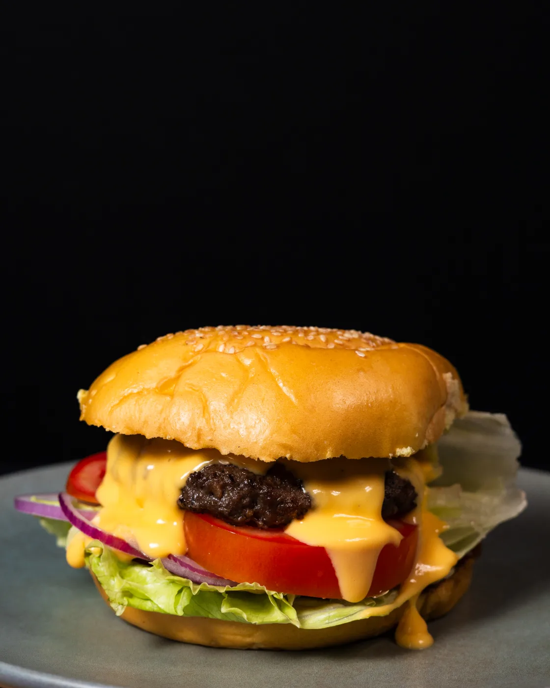 Hambúrguer Raiz Salada com alface americana, cebola roxa, tomate e cheddar