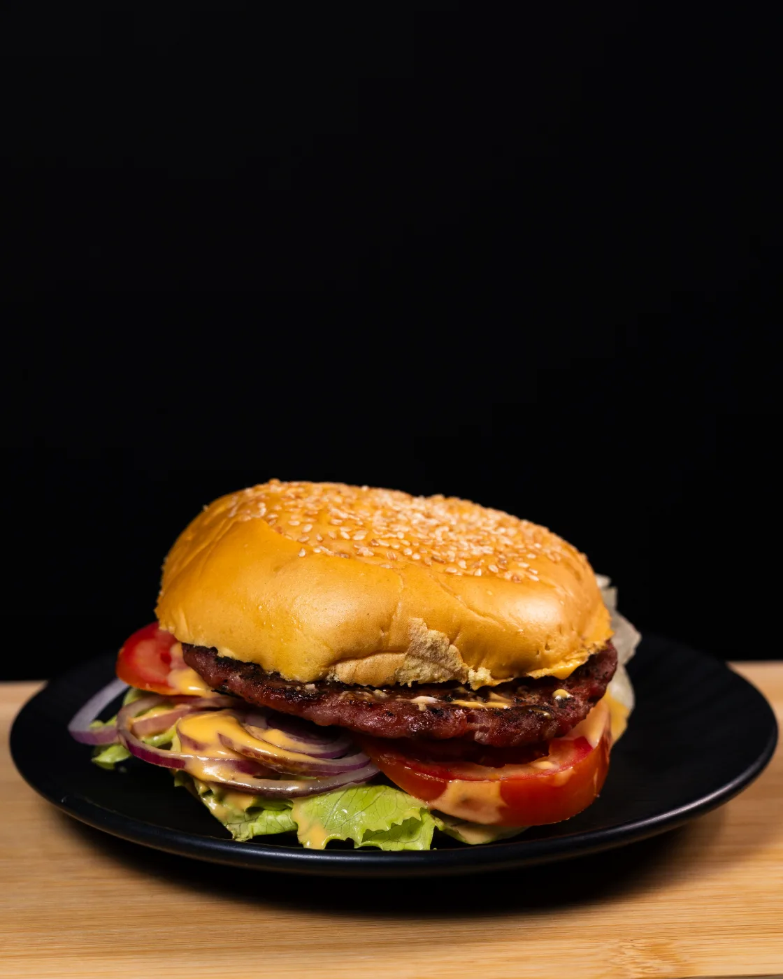Hambúrguer Raiz Toscana com blend de linguiça toscana, cheddar e salada